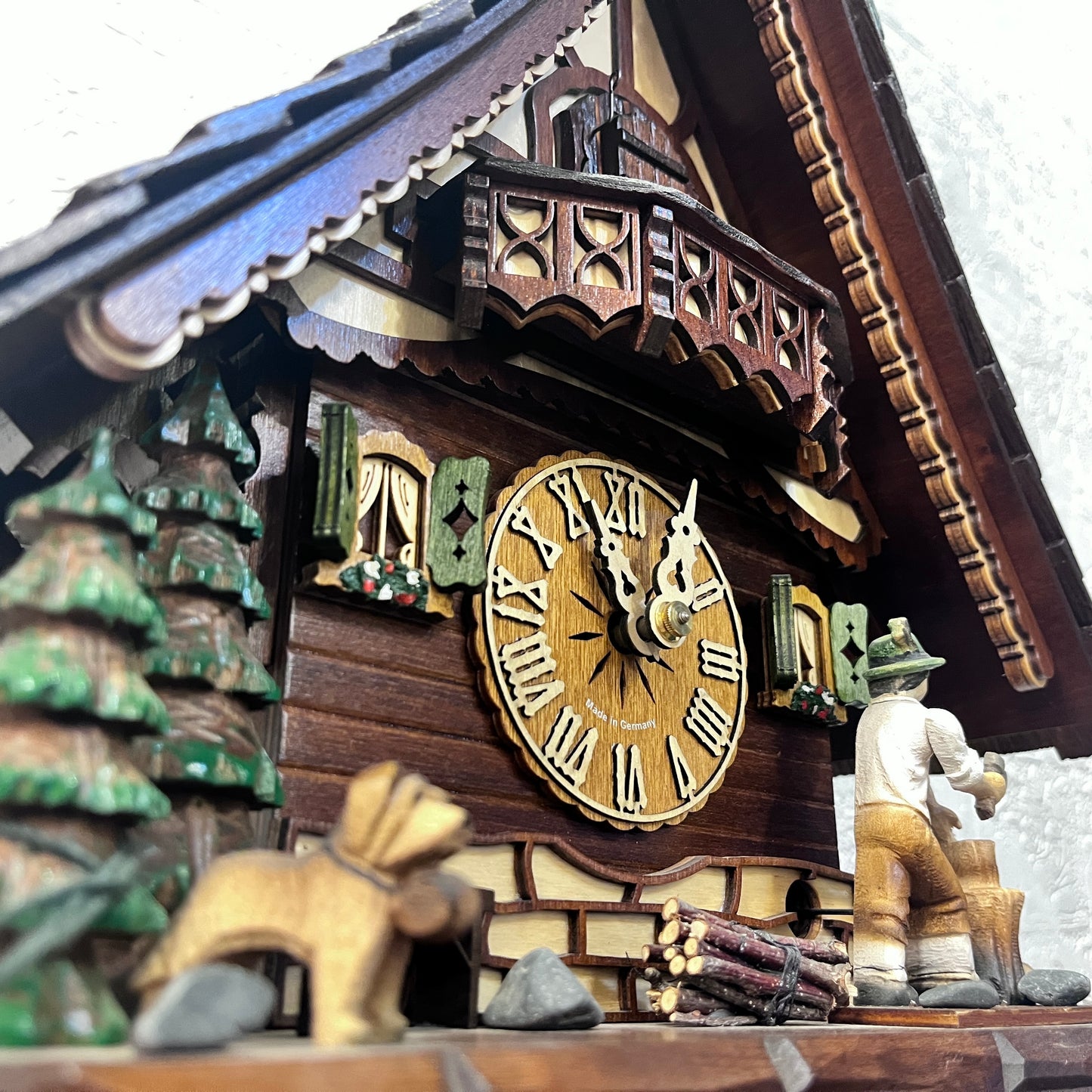 Mechanical original cuckoo clock with wood cutter with pine trees and dog miniature - 8 day Movement