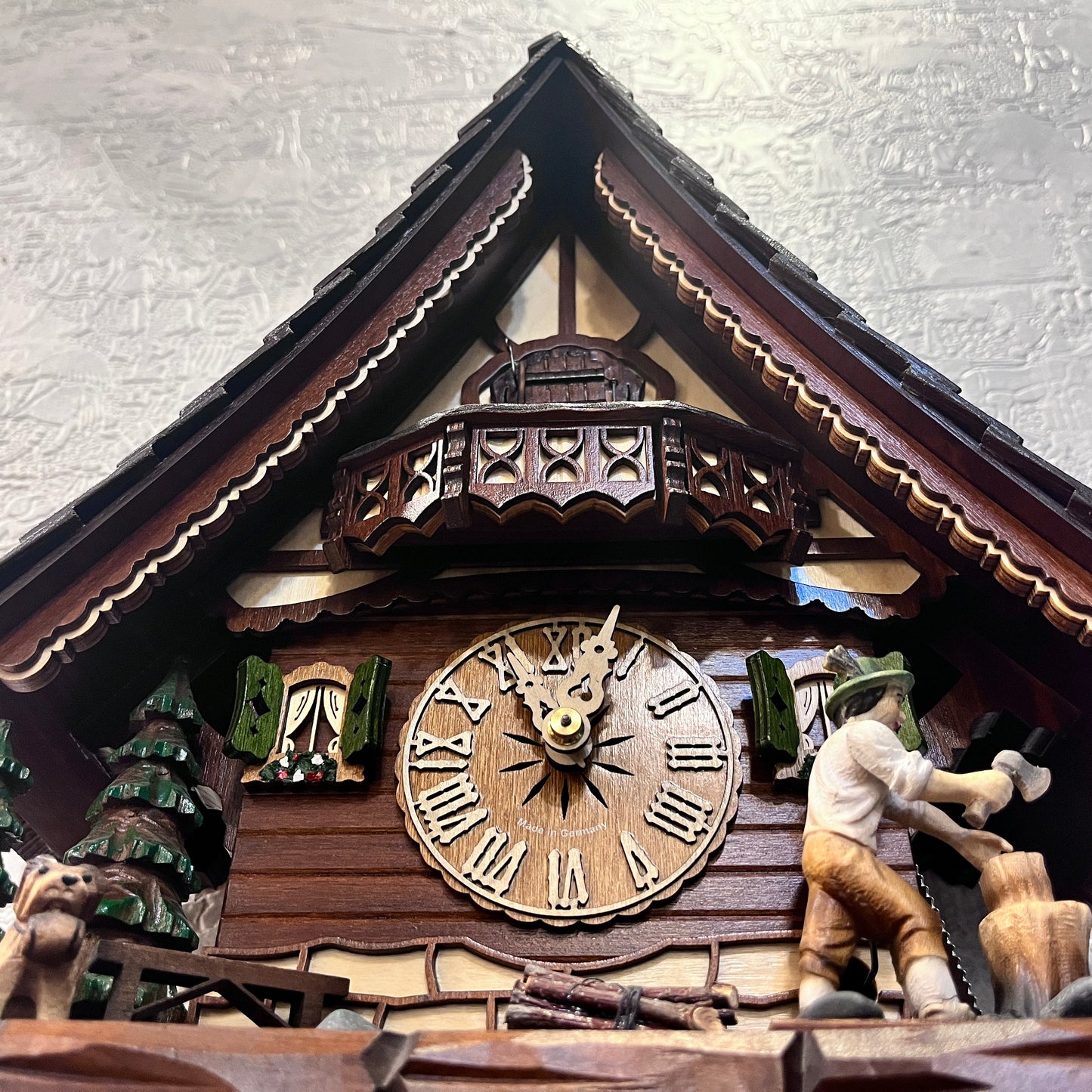 Mechanical original cuckoo clock with wood cutter with pine trees and dog miniature - 8 day Movement