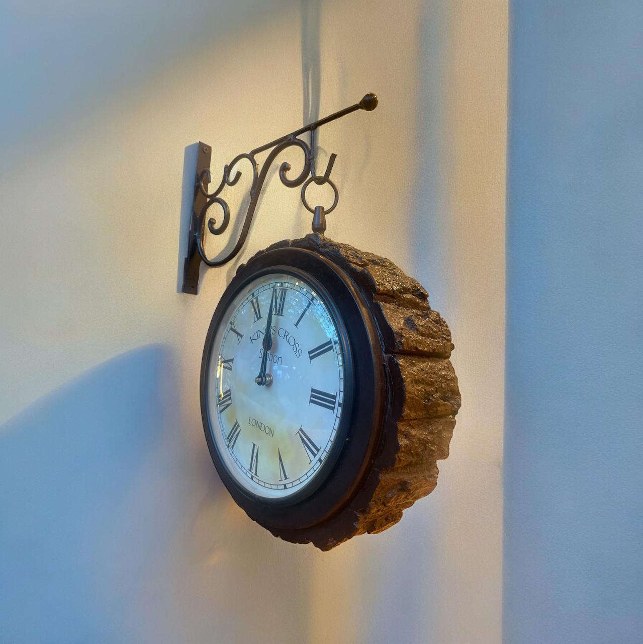 KING'S CROSS LONDON (TWO SIDED CLOCK )