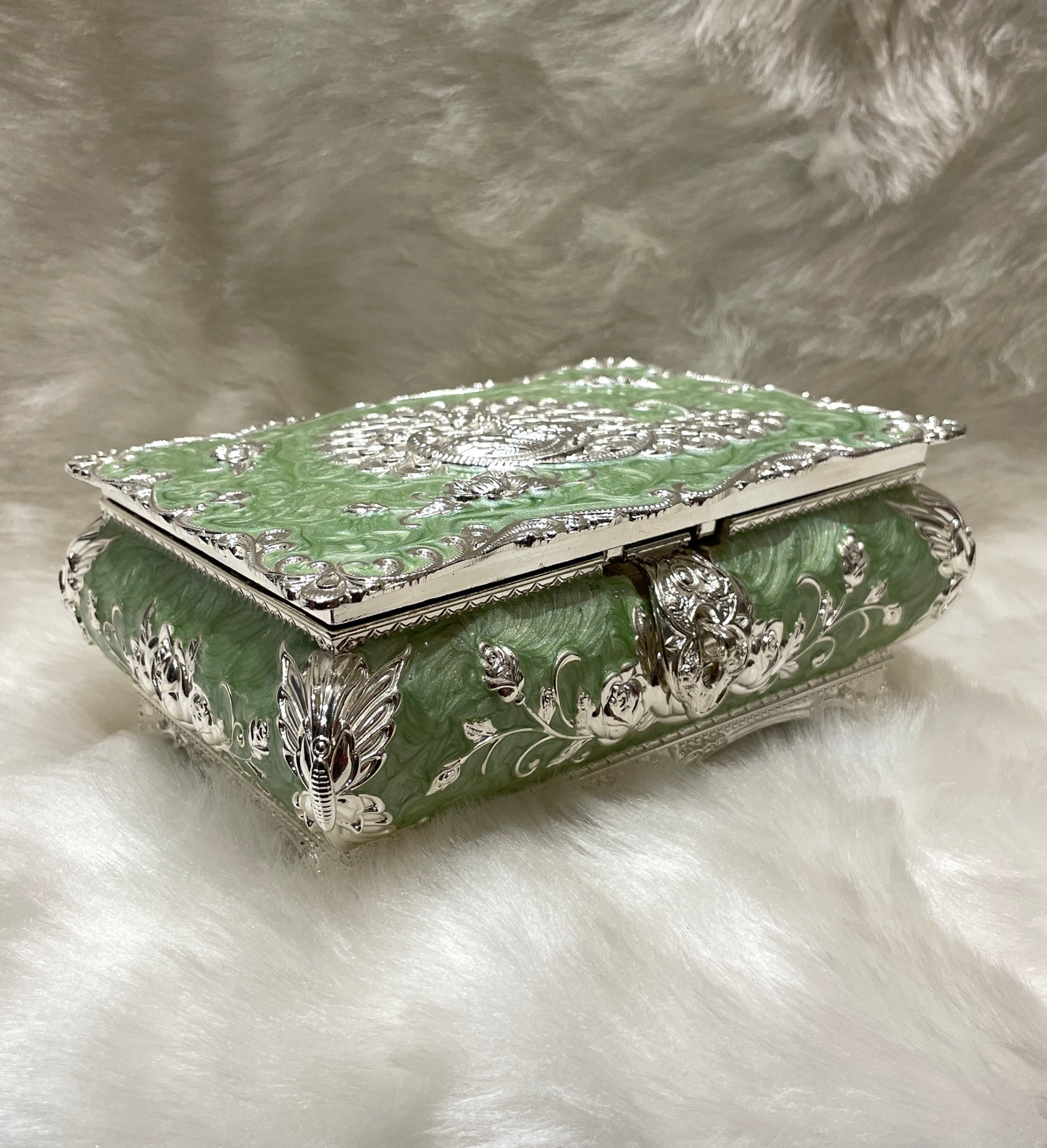 Emerald Elegance: Sterling Silver Jewelry Box in Green