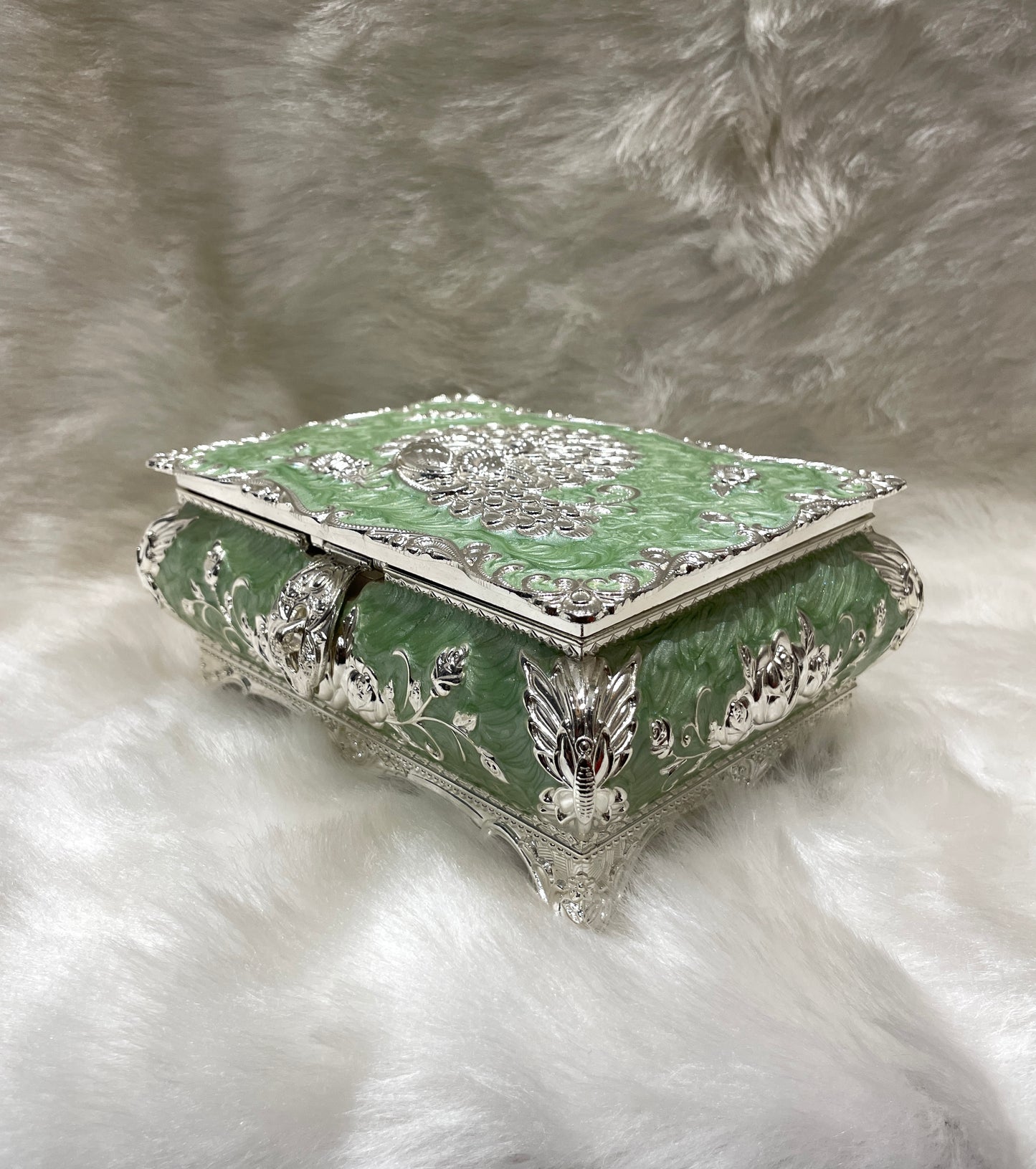 Emerald Elegance: Sterling Silver Jewelry Box in Green