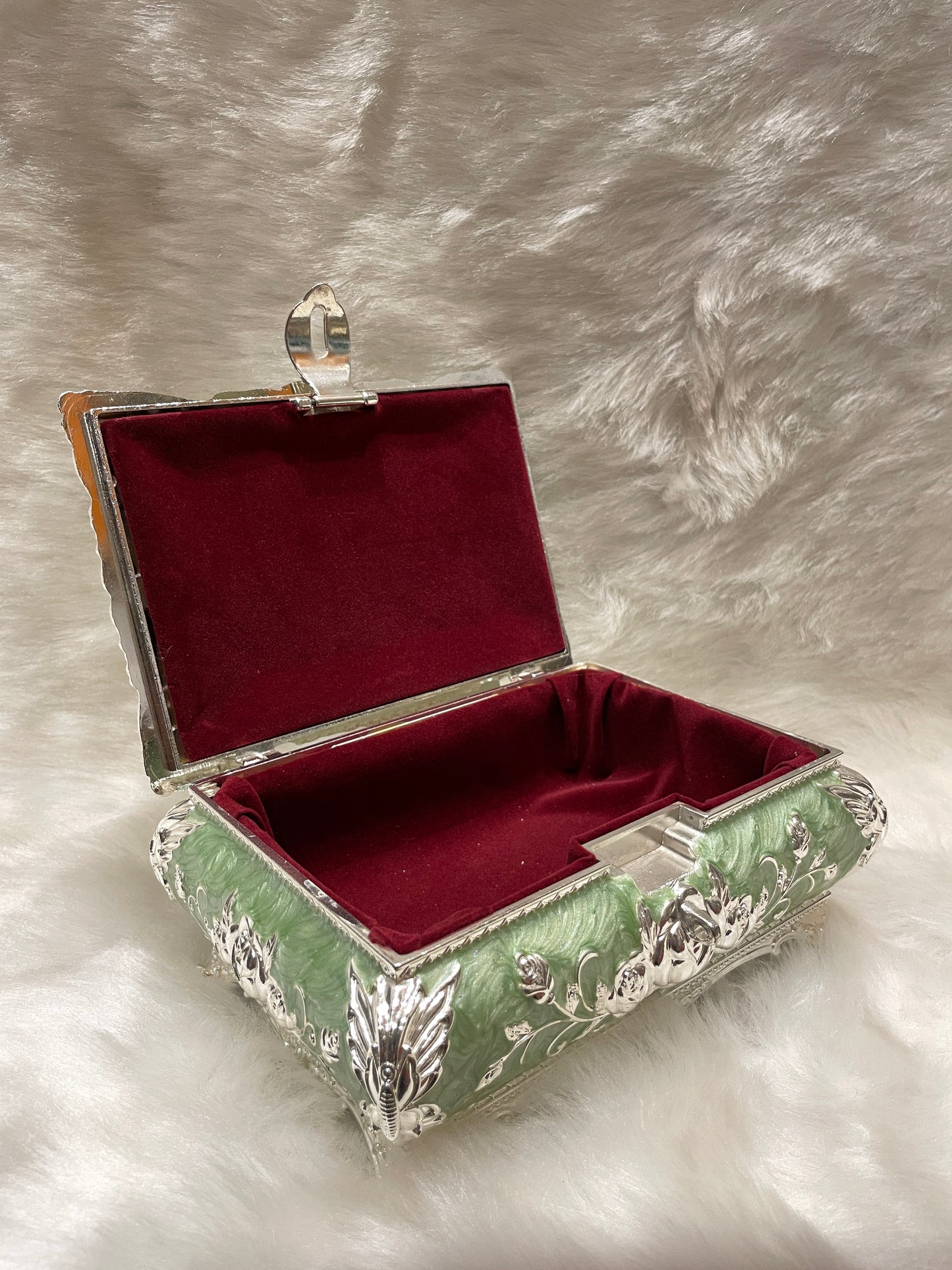 Emerald Elegance: Sterling Silver Jewelry Box in Green