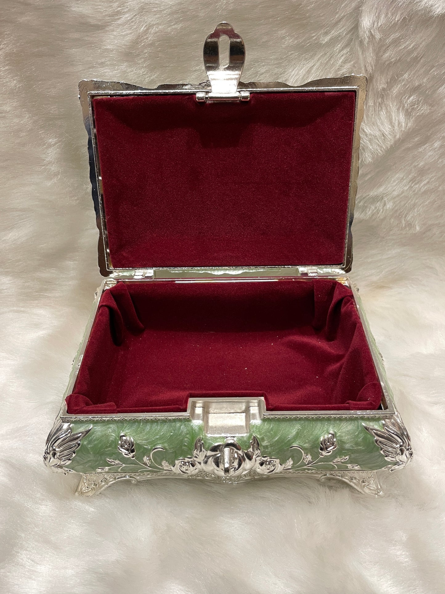 Emerald Elegance: Sterling Silver Jewelry Box in Green