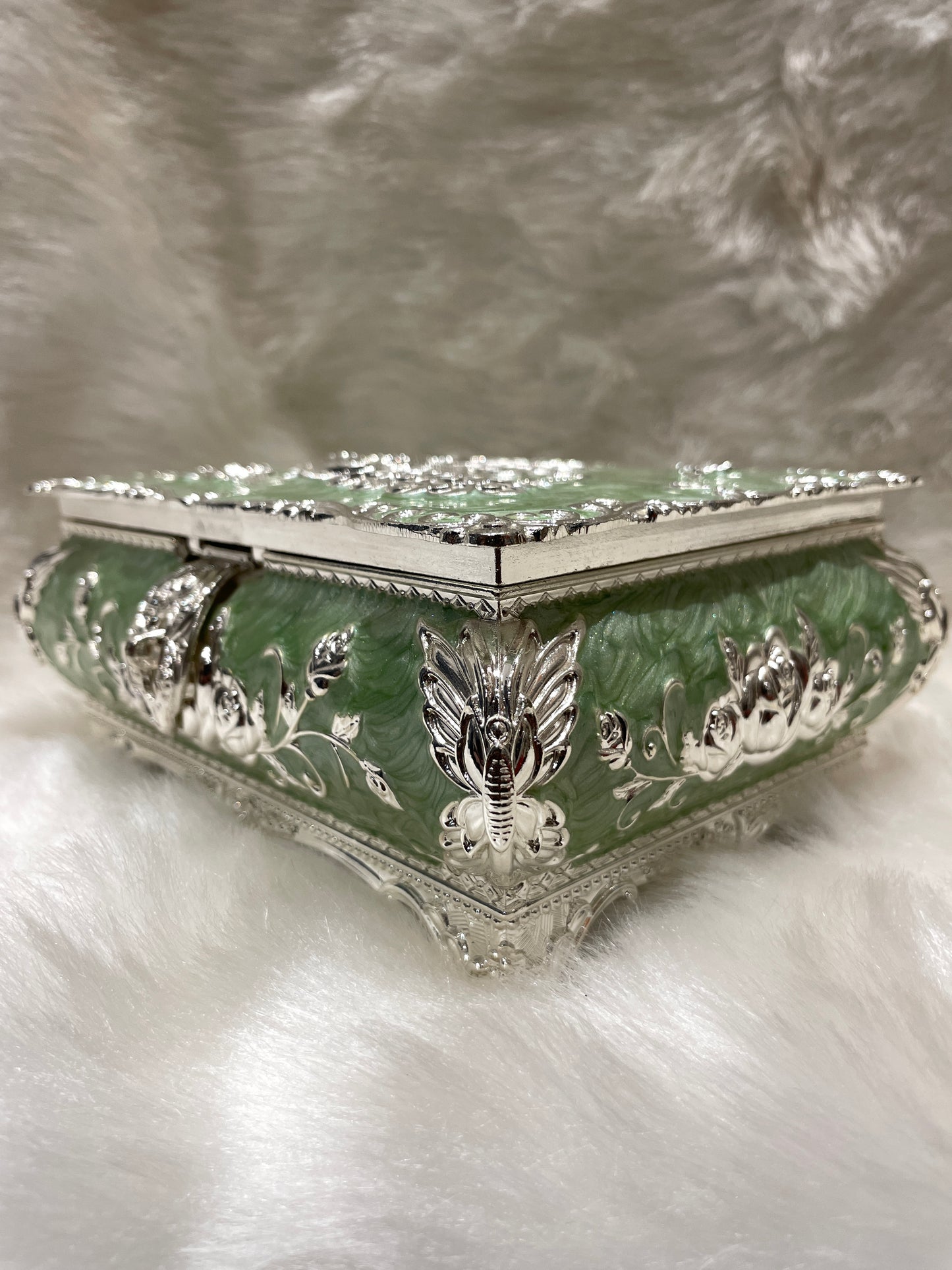 Emerald Elegance: Sterling Silver Jewelry Box in Green