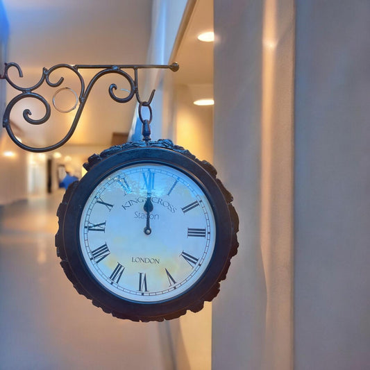 KING'S CROSS LONDON (TWO SIDED CLOCK )
